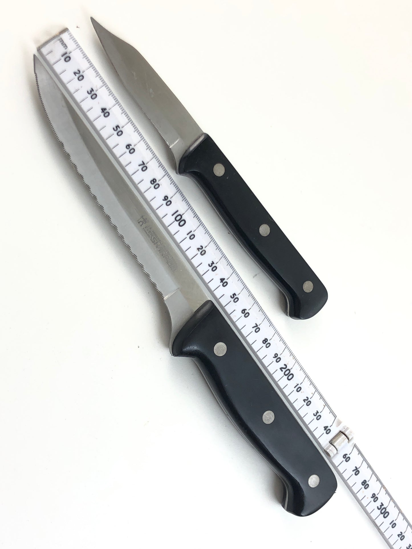 Set Of 2 J. A. Henckles Internacional Cooking Serrated Knives/ Ever Sharp Pro 09