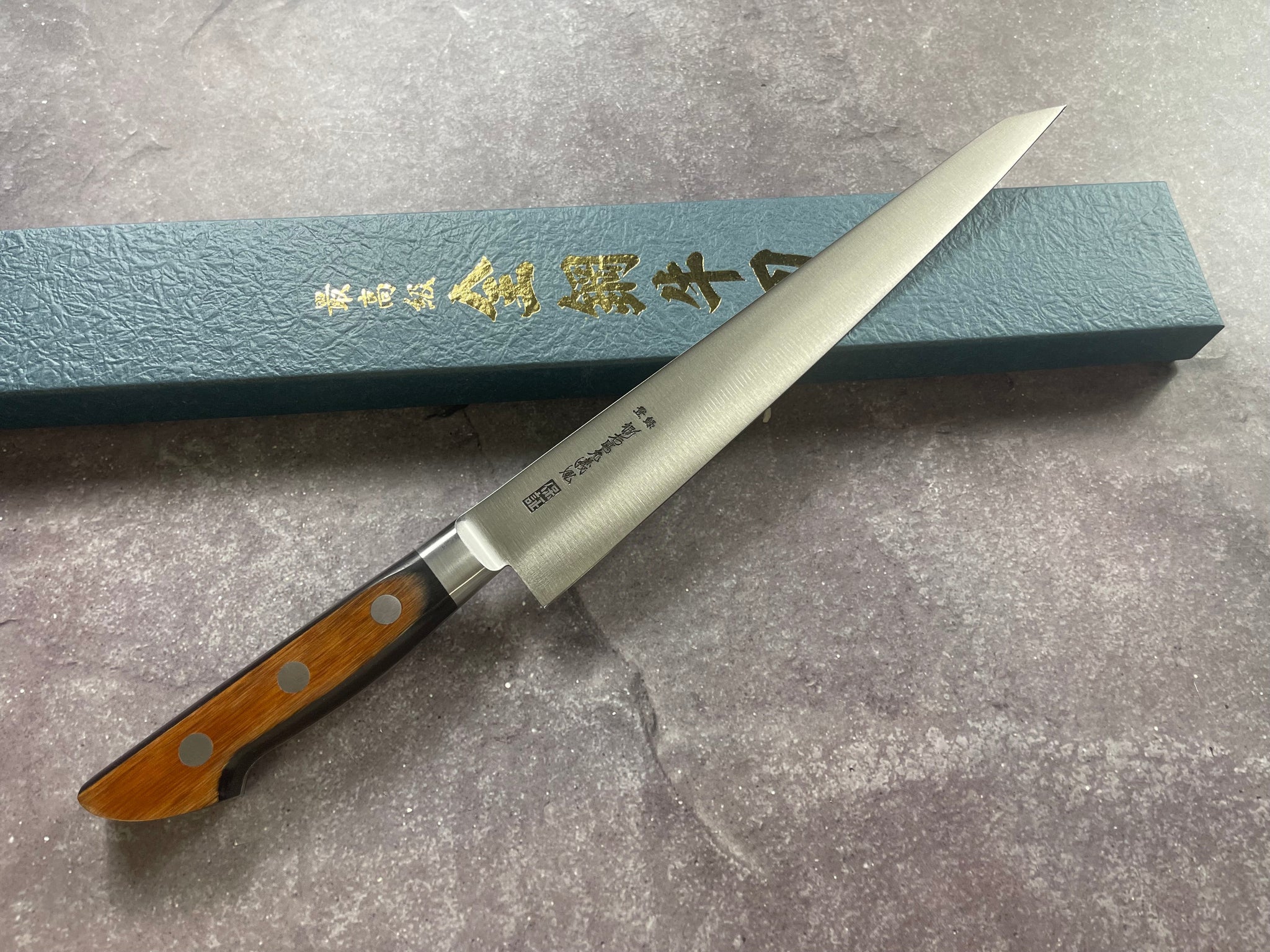 Yoshiriro Cutlery – Chef & a knife