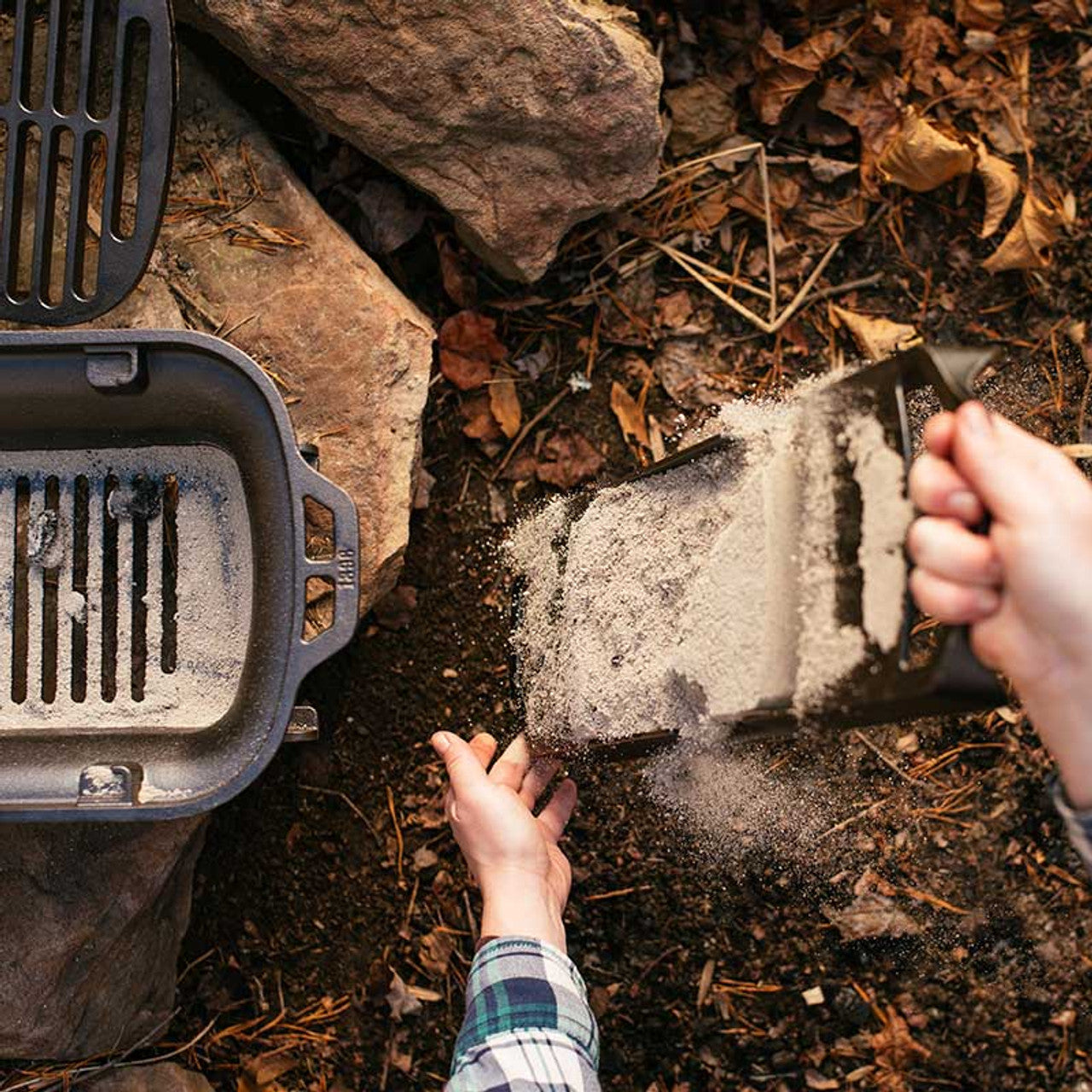 LODGE COOKWARE  Cast iron Sportsman’s Pro BBQ Grill